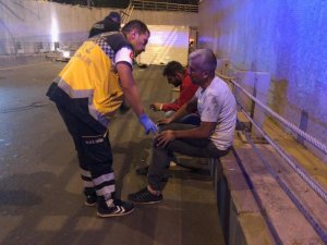 Başkent’te virajı alamayan kamyonet bariyerlerden uçtu: 2 yaralı