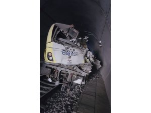 Bilecik'te kılavuz tren tünelde raydan çıktı: 2 ölü