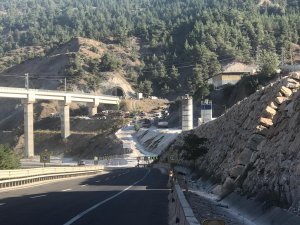 Kılavuz tren tünelde raydan çıktı: 2 ölü