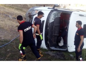 Gürpınar’da minibüs devrildi