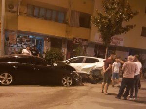 Kontrolden çıkan otomobil 11 araca birden çarptı