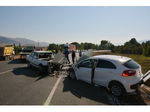 Sivas’ta otomobiller kafa kafaya çarpıştı: 1 ölü, 2 yaralı