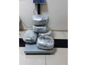 Uyuşturucu zanlıları polis devriyesine takıldı