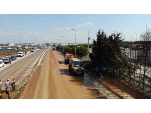 Tuzla’da fabrika yangınının ardından temizlik çalışmaları başladı