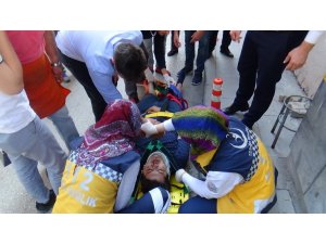 Yemek yemek için masada oturan 2 kişiyi 75’lik sürücü ezdi