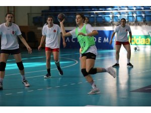 A Milli Kadın Hentbol Takımı, Fransa ve Hırvatistan maçı için kampa girdi