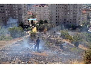 Alanya’da çıkan yangın yerleşim yerlerin sıçramadan söndürüldü