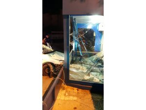 Otomobil durağa çarptı: 2 yaralı