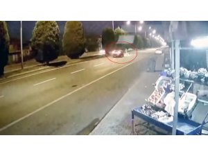 Yolun karşısına geçmek isterken otomobil çarptı, o anlar kameraya yansıdı