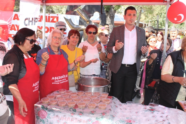 CHP, vatandaşlara aşure ikram etti