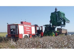 Biçerdöverin içindeki 5 ton pamuk yandı