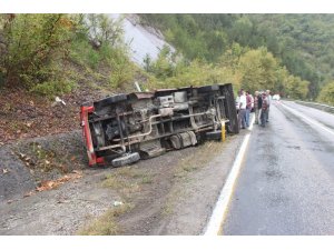 Şarampole devrilen kamyonetten yara almadan kurtuldu