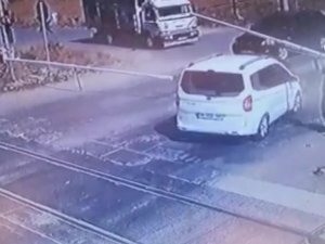 Jandarmanın müdahalesiyle trenin altında kalmaktan kurtuldular