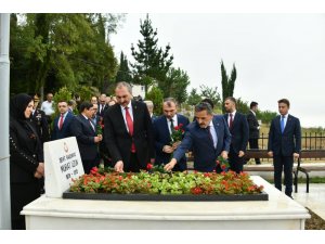 Bakan Gül, Başsavcı Uzun’un kabrine karanfil bıraktı