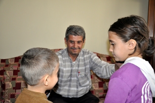 Kimsesiz iki kardeşe koruyucu aile sahip çıktı