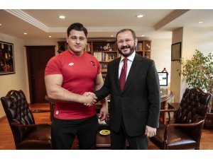 Dünya şampiyonu Rıza Kayaalp, AA'yı ziyaret etti