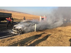 Lastiği patlayan otomobil refüje çarptı: 3 yaralı