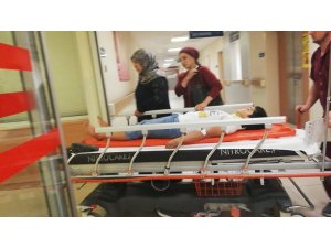 Karşıdan karşıya geçerken otomobil çarptı