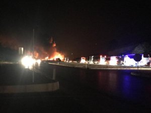 Motor yağı yüklü tır alev alev yandı