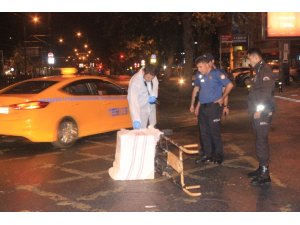 Fatih’te hırsızlar çaldıkları kasayı yol ortasında düşürdü