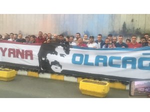 Yurda dönen Trabzonspor’da, taraftarlar Ünal Karaman’a destek verdi