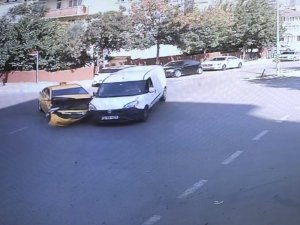 Taksi ile hafif ticari araç kafa kafaya çarpıştı: 2 yaralı