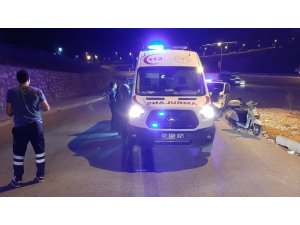 Motosiklet devrildi: 2 yaralı