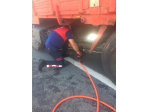 Bariyerlere sıkışan kamyon itfaiye tarafından kurtarıldı