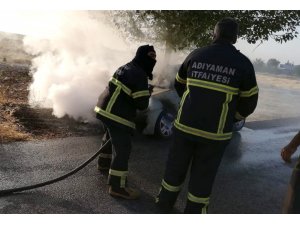 Park halindeki otomobil yandı