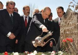 Türkeş mezarı başında anıldı