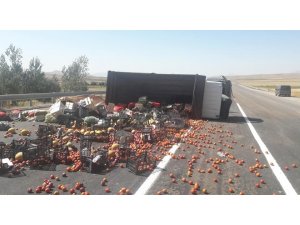 Sebze meyve yüklü kamyon devrildi