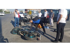 Kaskı olmayan motosiklet sürücüsü ölümden döndü