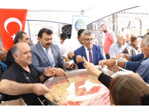 Cuma namazı sonrası aşure ikramı