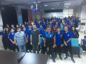 Antalya polisi liseli gençlere seminer  verdi