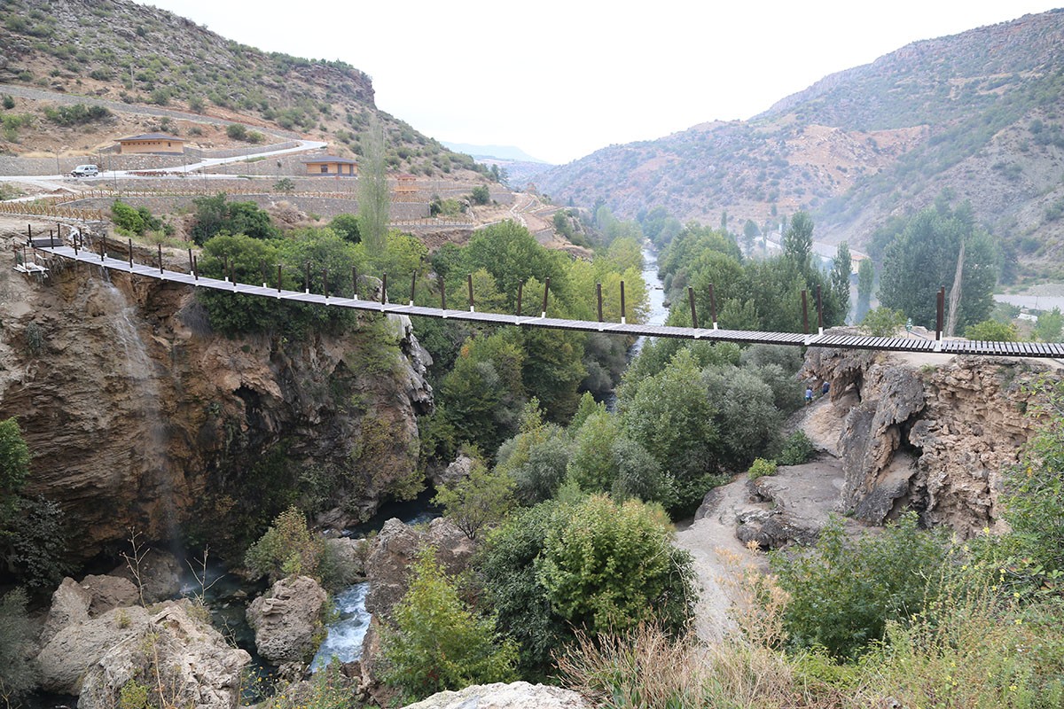 Yerköprü Şelalesi'ne asma köprü kuruluyor