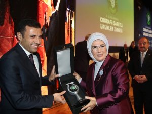 Emine Erdoğan’dan Konya Büyükşehir’e Plaket