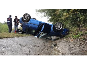 Takla atan otomobilden burunları bile kanamadan çıktılar