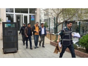 Annesini bıçaklayarak öldürdü