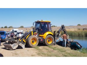 Otomobil sulama kanalına uçtu: 1 ölü