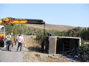 Sivas’ta meyve yüklü kamyon devrildi: 1 yaralı