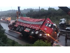 Tır devrildi Anadolu Otoyolu trafiğe kapandı