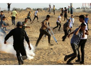 İsrail askerleri Gazze sınırında 74 Filistinliyi yaraladı