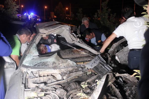 Kamyonetle çarpışan otomobil elma bahçesine girdi