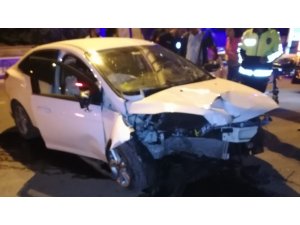 Üst geçit direğine çarpan otomobilin sürücüsü ağır yaralandı