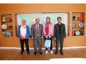 Müdür Başyiğit, Taekwondo Türkiye ikincisi Hayrunnisa Dilsiz’i kabul etti