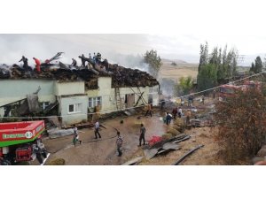 Köyde çıkan yangında 3 ev ve 2 ahır kullanılamaz hale geldi