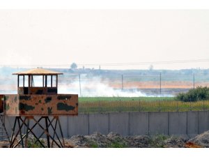 Teröristler sınır boyunu ateşe verdi