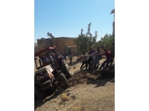 Devrilmek üzere olan traktörü halatla kurtardılar