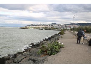 Denize düşen genci oltayla kurtardılar