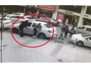 Sokak ortasında silahlı saldırı güvenlik kamerasında